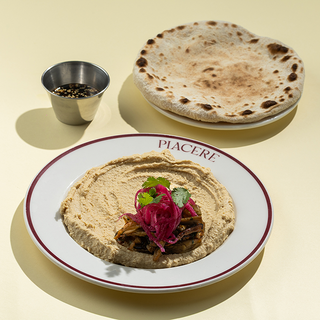 ჰუმუსი და გამომცხვარი ბადრიჯანი