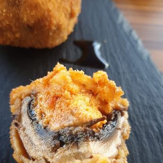 Tapa De Champiñones Rellenos De Almogrote