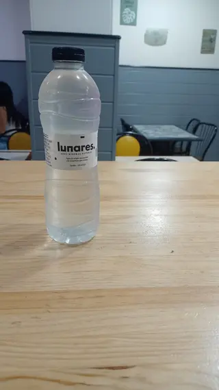 Agua sin gas.