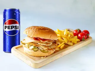 Trodupli pileći burger, pomfrit i Pepsi