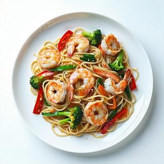 Pancil konjak - spaghetti konjak saltati con verdure e gamberi