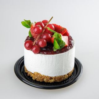 Biscotto friabile alla nocciola, confettura e frutta fresca 