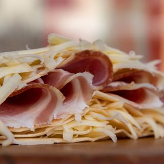 Palačinka sa suvim vratom, kačkavaljem i salatom od pečuraka