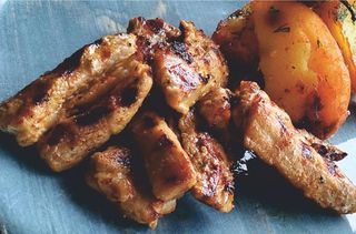 Свинско шарено месце на скара с билкови картофки (400г)