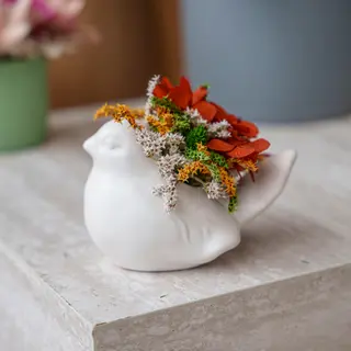 Pássaro pequeno branco com flores vermelhas