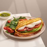 Омлет з моцарелою та авокадо