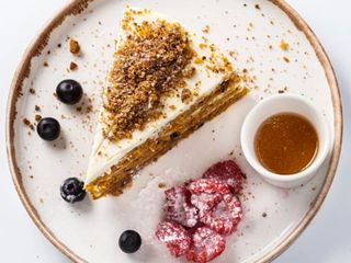 Carrot cake con nueces, orejones y frosting de queso