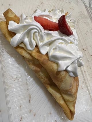 Panna montata e fragole