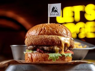 Бургер з яловичою та сирною котлетами, картоплею фрі (415g)