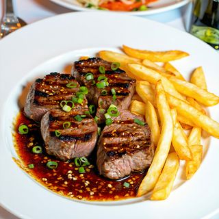 Muschi de porc in sos picant si cartofi prajiti