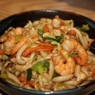 Yakisoba con gambas y verdura