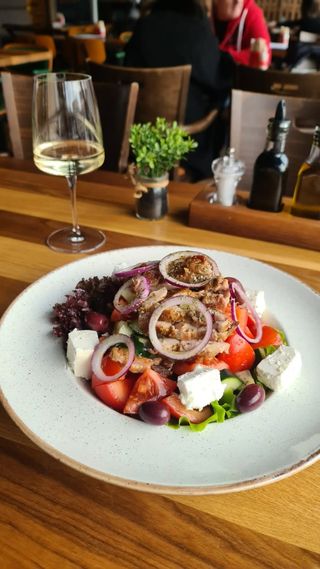 Grčka salata sa giros piletinom