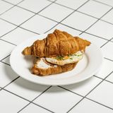 Круассан ветчина глазунья