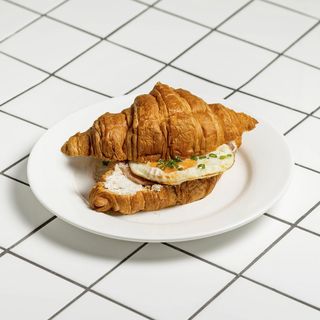 Круассан ветчина глазунья