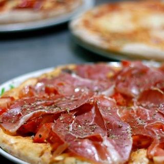 Focaccia Tomate, Ajo, Oregano Y Serrano