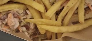 Porzione di patatine con pulled e cheddar