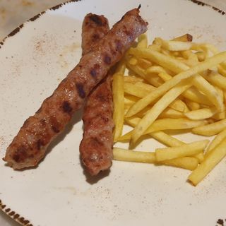 Кебапчета  на барбекю .