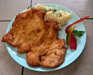 Kotlet z piersi z kurczaka, ziemniaki, surówka