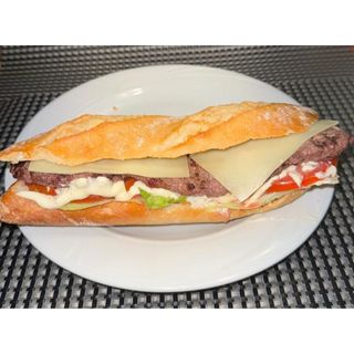 Bocadillo de hamburguesa con bebida