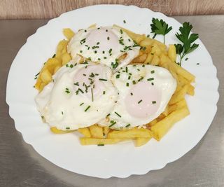 Patatas Fritas Caseras Con (3 uds.) Huevos Fritos