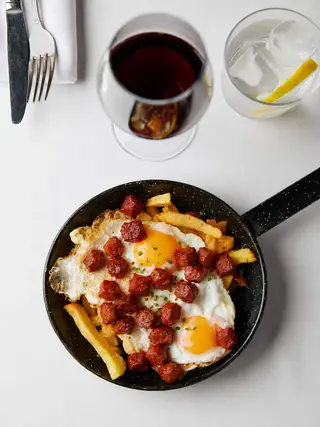 Huevos rotos con chistorra