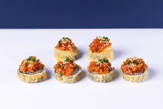 Futomaki warzywa z tatarem z łososia 6 szt.