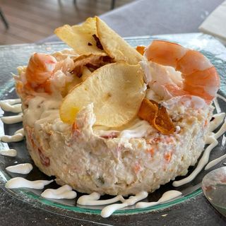 Ensaladilla rusa casera con crujiente de paloma