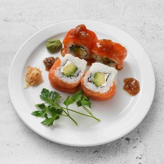 Uramaki de queso crema aguacate cebolla caramelizada