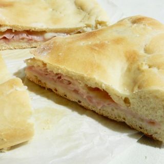 Schiacciata con prosciutto crudo, rucola e stracchino