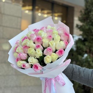 51  Голландская  роза   50 см бело розовые  с оформлением 