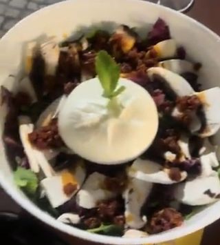 Burratina ripiena di pesto di basilico e pomodorini concassé