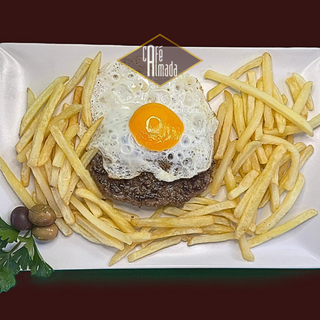 Hambúrguer com ovo e batata frita