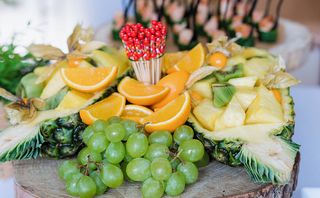 Ассорти сезонных фруктов (груша, банан, яблоко, апельсин, виноград, киви)
