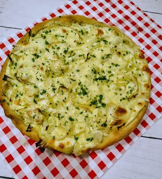 Fugazzeta De 3 Quesos (30 Cm.)