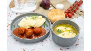 Supa cu galuste,chiftelute de porc cu sos tomat,cartofi piure cu unt,chifla