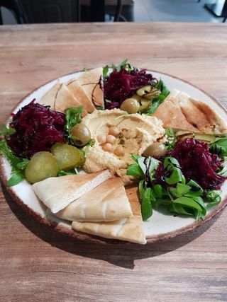 Platou cu humus (fara gluten si lactoza)