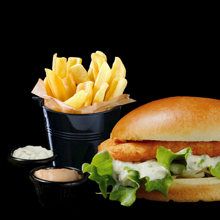 Meniu Burger LUCA cu șnițel de pui + cartofi prăjiți simpli + 2 sosuri LUCA + 1 doză Coca Cola/Fanta 330 ml la alegere