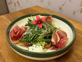 Салат з прошуто та грушею (250g)