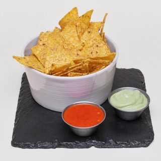 Nachos e guacamole