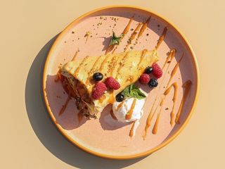 Млинець з маскарпоне та карамелізованим персиком