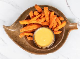 Сладки картофки с чедър сос (250г)