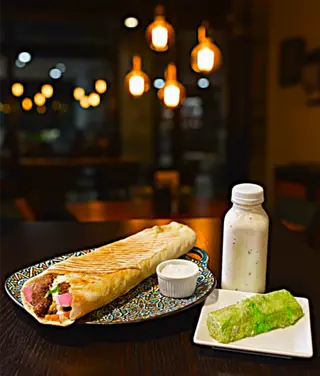 PITA ROLL FALAFEL XL, AYRAN, BAKLAWA PISTACJOWA