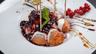 Papanași cu smântână și dulceață