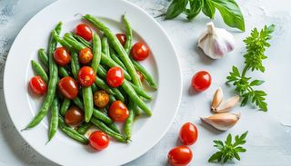 Fasole verde cu rosii cherry si usturoi