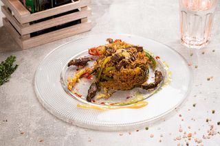 Wok de vită cu orez, legume în sos teriyaki și sos miso