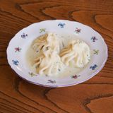 Хинкали с курицей в сливочно-чесночном соусе