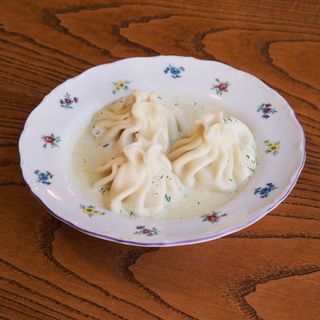 Хинкали с курицей в сливочно-чесночном соусе