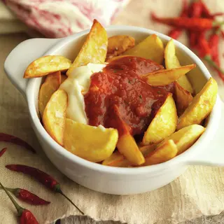 Ración De Patatas Fritas Con Salsa  Brava