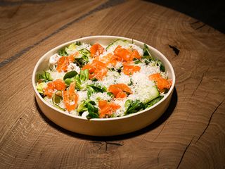 Салат з лососем гравлакс та трюфельним крем-сиром (230g)