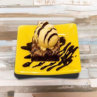 Brownie De Chocolate Con Helado De Vainilla